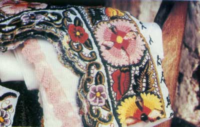 Detalle de un hipil bordado con la técnica de "rejilla" muy usado por la mujer campesina de oriente.