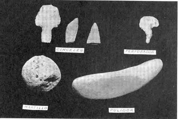 Instrumentos petreos prehispánicos para el tallado de piedra, los cinceles y el perforador sonde pedernal y el martillo y el pulidor son de piedra caliza.