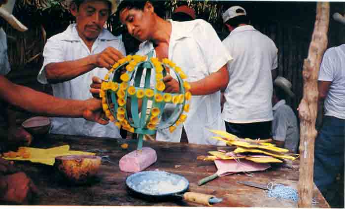 Decoración de "globo" con flores de cera o lolicib, Cuncunul, Yucatán.
