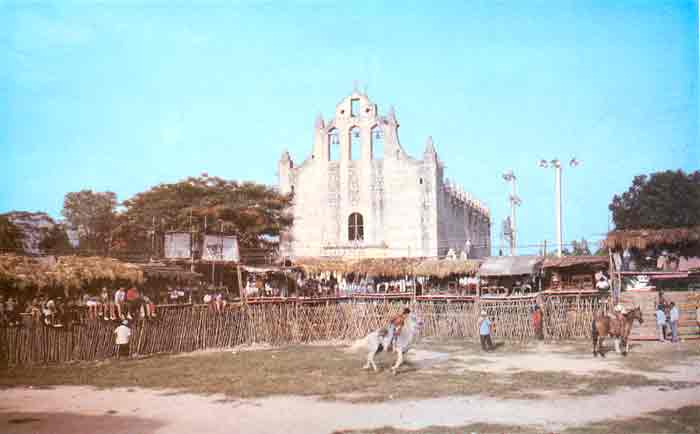 Tablado e iglesia en Temozón, Yucatán.
