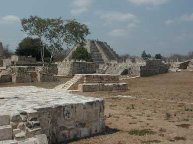 El castillo de Kukulkan, en Mayapn, aunque ms pequeo  guarda similitud con el de Chichn Itz, Yucatn