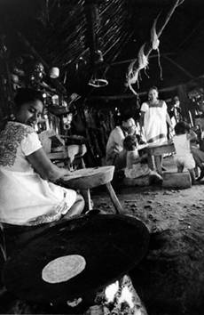 Ursina prepara tortillas calientes para la comida de su familia. Chichimilá, 1976.