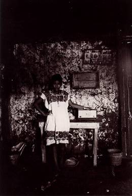 Esta mujer quiso su retrato en su casa junto a su preciado obsequio: su radio. Tixhualatun, 1971.