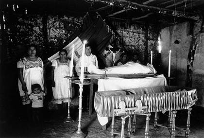 Durante el velorio Leona Tus May yace envuelta con sábanas antes de ser depositada en su ataúd. Los mayas, como muchos otros, temen ser enterrados vivos, así que el cuerpo se observa durante un día para cerciorarse de que la persona realmente está muerta. Chichimilá, 24 de diciembre de 1975.
