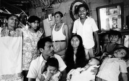 La familia Castro en su casa, Chichimilá, 1974
