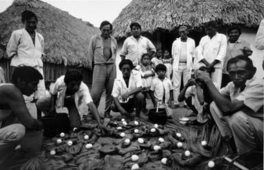 Las ofrendas a Dios incluyen pan horneado en la tierra, carnes y huevos. Xcacal Guardia, marzo de 1974.