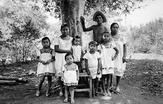 Darío, Herculena y su familia. Chichimilá. 1971.