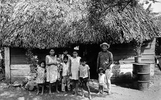 Pablo Canché Balam con su esposa Ofelia y sus hijos. Tulum, 1971.