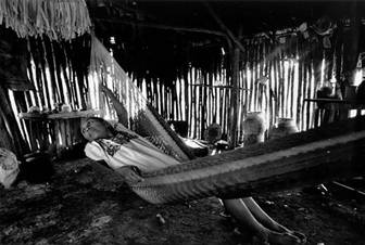 Veva toma un breve momento de descanso durante un día muy ocupado. Chichimilá, 1976.