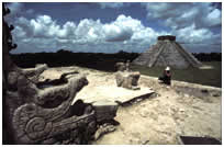 24. El Castillo, desde el Templo de los Guerreros [Chichn Itz], 1985 Impresin cromognica 20 x 24 pulgadas 