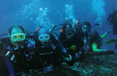 Photo 4. Members of the first generation diving in a shipwreck in Cancún. 