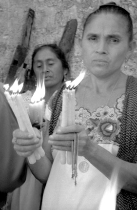 Las fiestas patronales inician con una peregrinacin/procesin donde participan mujeres, hombres y nios 