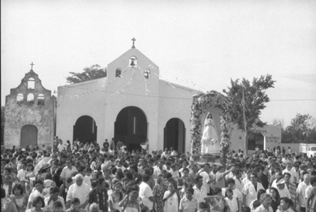 La salida de la imagen del templo se celebra con la quema de voladores,bandas de msica y recortes de papeles de colores que se arrojan desde lo alto de la iglesia a manera de confeti 