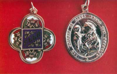 Medalla esmaltada de cuatro arcos y medalla de San Antonio.