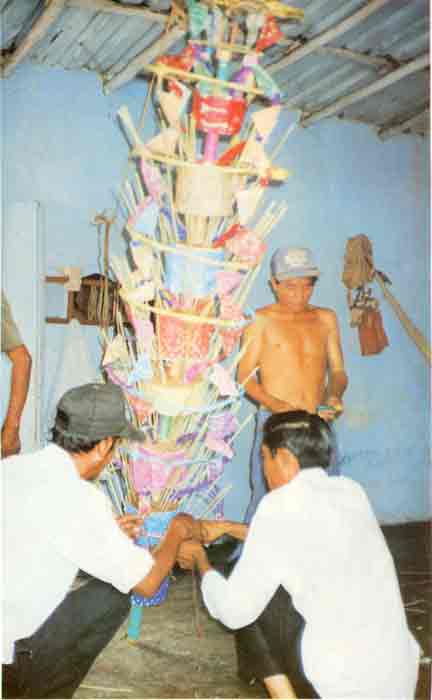 "Vistiendo" un ramillete, Temozón, Yucatán.