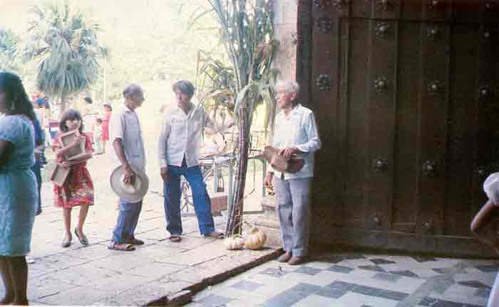 Gremio de agricultores y ganaderos, Valladolid , Yucatán. Nótese la ofrenda de cañas. 