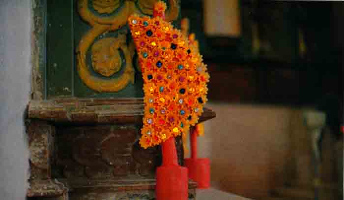 Media luna de flor de cera en honor del Divino Redentor del barrio de Sisal, Valladolid. 