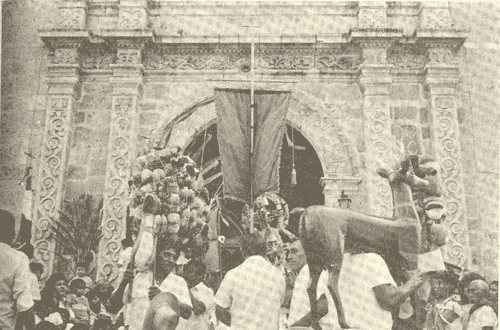 Gremio con venaditos bailando en el atrio de la iglesia, Valladolid.