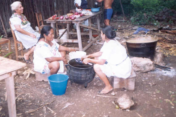 Foto 2.- Mujeres de Dzan, Yucat�n preparando la comida durante una celebraci�n religiosa.