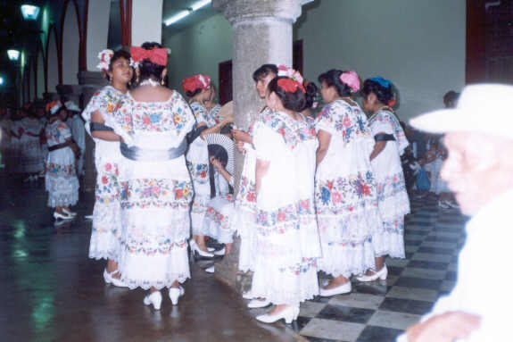 Foto 1.- Mujeres atraviada con el traje regional o 