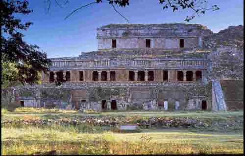 Los tres niveles del Gran Palacio de Sayil