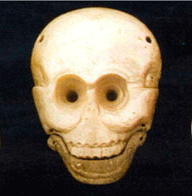 Foto 3. Pendiente de concha en forma de Calavera. Esta pieza formaba parte de la ofrenda hallada en la tumba de Ukit Kan Le't Tok. (Foto de MarianaDominguez, 2000).