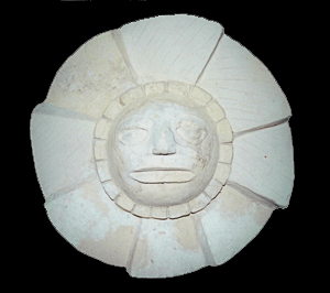 Foto 2. Piedra recubierta de estuco, que alguna vez tambien estuvo pintada; representa un sol con rostro humano. (Foto de Let5icia Vargas, 1999).