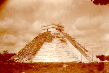 Trabajos de reconstrucción de El Castillo, 1923-1933 Fotografía: Archivo Pedro Guerra A, 
Facultad de Ciencias Antropológicas, UADY. 