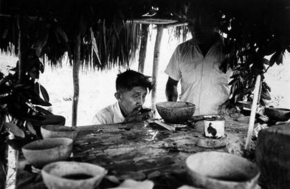 Don Tasio y su asistente (arrodillado) presiden una ceremonia de Ch’a Chaak. Chichimilá, 1971.