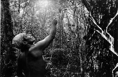 Diego cierra sus ojos mientras jala la soga después de haber bajado deslizándose con ella. Cerca del Campamento Antonio Ay, 1971.