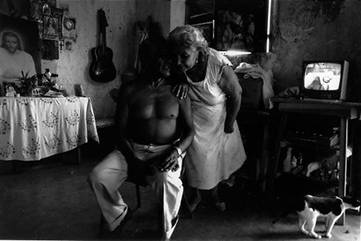 Chucho y Eliodora dentro de su casa. Ruinas de Aké, 1990.