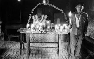 Teodocio Nauat Canché enfrente de la Cruz de “El Centro del Mundo”, un sitio de peregrinación para los cruzo’ob y los mayas de Yucatán. Xocen. 1971.