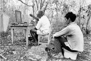 Fernando Puc Ché pide a Don Hilario Runc, hmen de la villa, que solicite ayuda a los dioses para la llegada de la temporada de maíz. Chichimilá, 3 de mayo de 1977.