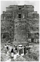 6. Casa del Adivino, Uxmal, 1985 Impresin en gelatina de plata 20 x 16 pulgadas 