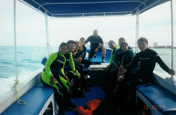 Photo 1. The pioneer group in an open water practice in Cancun.